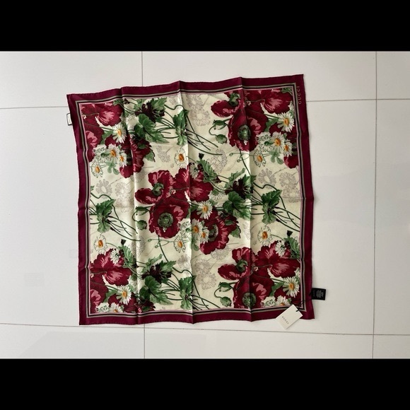 NWT Authentic Gucci Floral Deep Love Silk Scarf - Picture 11 of 11